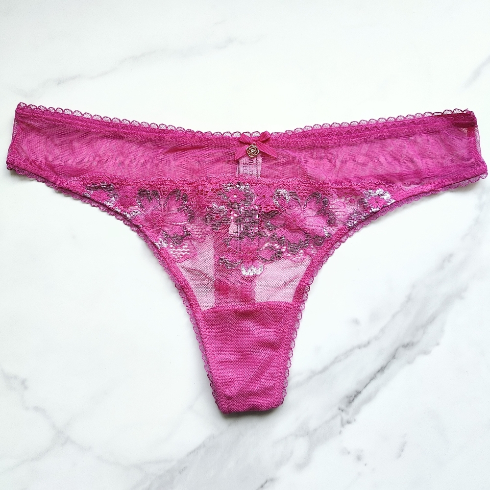 NWT BODY BY VICTORIA SHIMMER LACE-FRONT THONG PANTY IN FUCHSIA FRENZY SIZE MEDIU